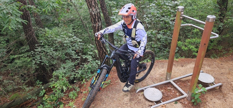 한 동호인이 이바이크( ‘페달보조방식(PAS, Pedal Assist System) 전기자전거)를 타고 싱글길을 오르고 있다.