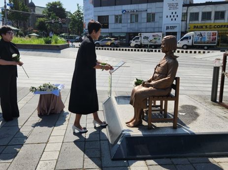 전주시, ‘기림의 날’ 평화의 소녀상에 헌화