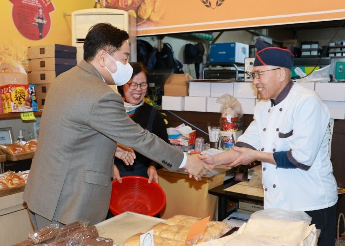 전북특별자치도가 내수 침체 장기화로 어려움을 겪고 있는 도내 소상공인과 자영업자 등을 지원하기 위해 ‘착한 선결제 캠페인’을 2월 28일까지 추진하는 가운데 14일 김관영 도지사가 착한가격업소로 지정된 전주 빵굽는나라에서 착한 선결제 및 재방문 약속하고 있다