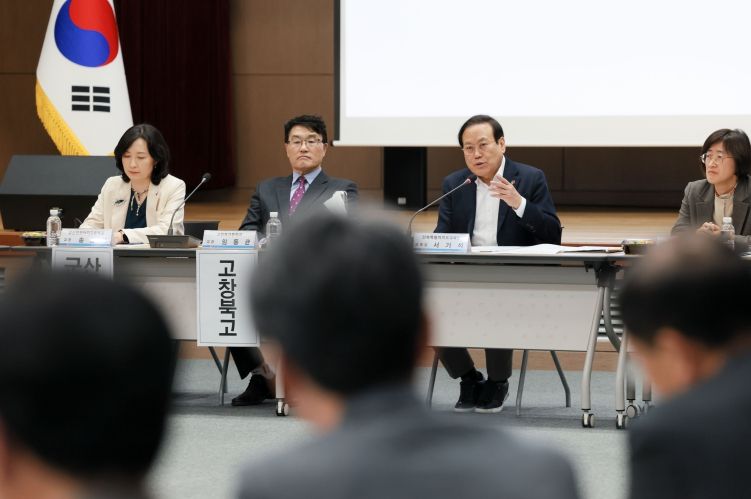 28일 전북특별자치도교육청 2층 강당에서 열린 '교육감과 함께하는 사립학교장 간담회'에서 서거석 교육감이 학교장들과 교육현안을 논의하고 있다.