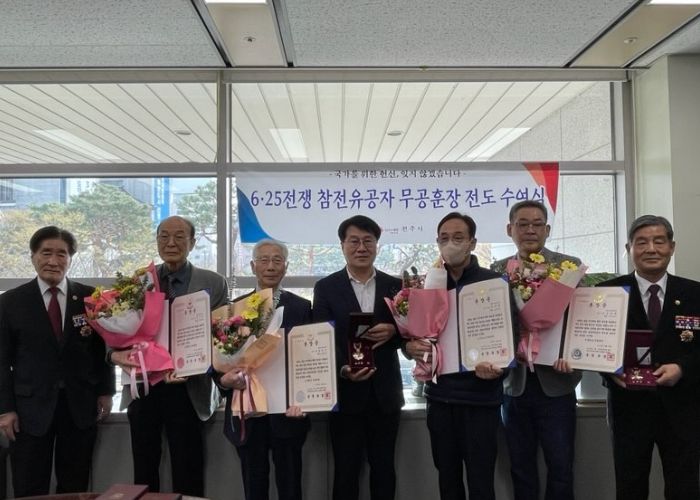 6·25 참전 유가족에 화랑무공훈장 전수