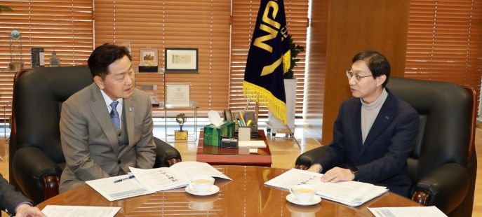 3일 전주 혁신도시 국민연금공단 이사장실에서 김관영 도지사와 김성주 이사장이 전북 금융중심지 지정 및 자산운용 금융생태계 조성 협력 방안을 논의하고 있다
