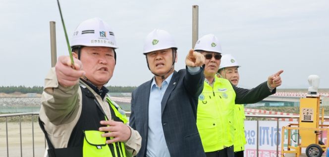 김관영 전북특별자치도지사가 14일 현대자동차 그룹 9조원 투자 등 전북 대규모 투자와 관련해 책임 현장 행정에 나선 가운데 새만금 수변도시에서 공사 관계자들과 현장을 둘러보고 있다