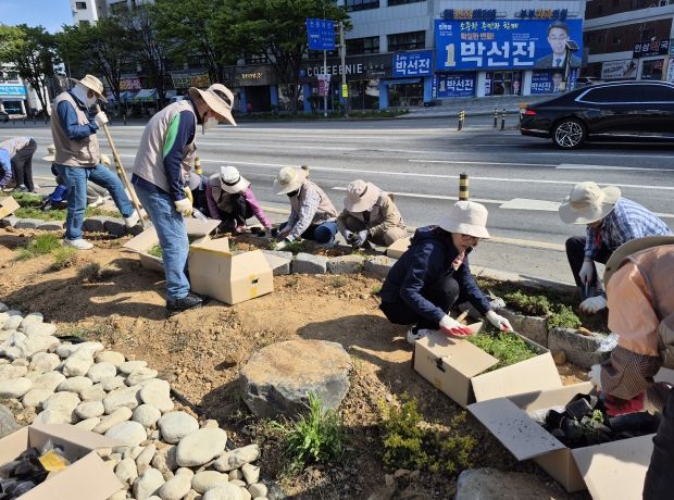 시민정원사의 손으로 새롭게 단장한 금암분수광장